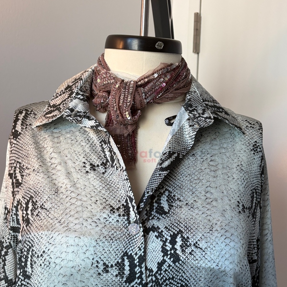 Missguided Snake Print Button-Down Shirt in Black and White - Picture 3 of 8
